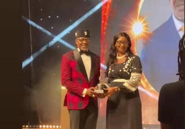 La NISA : Serge Abessolo reçoit un prix pour son interprétation dans la série « Buzz »