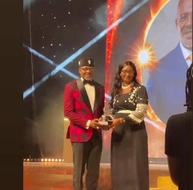 La NISA : Serge Abessolo reçoit un prix pour son interprétation dans la série « Buzz »