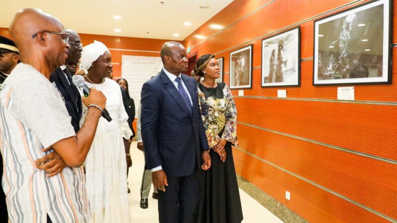 Le Président de la Transition visite l&rsquo;exposition de la Biennale des Arts de Dakar