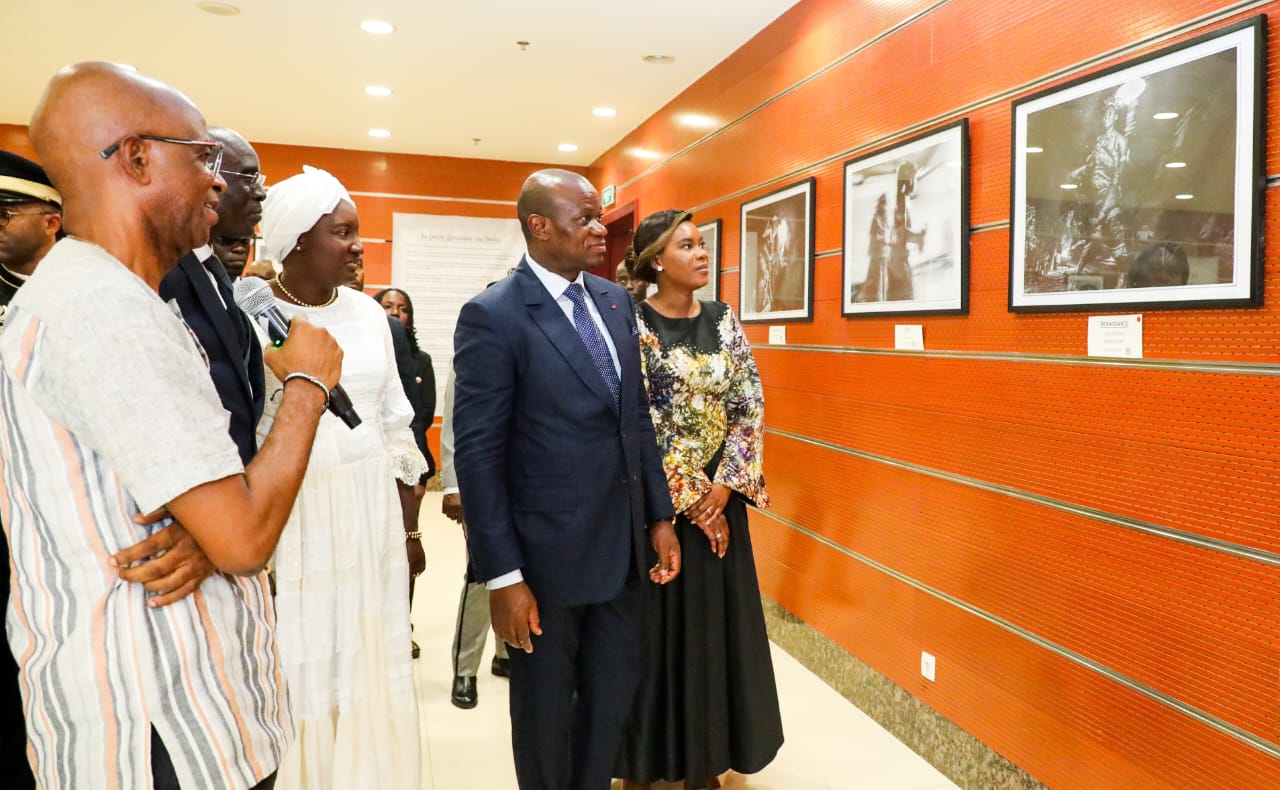 Le Président de la Transition visite l&rsquo;exposition de la Biennale des Arts de Dakar